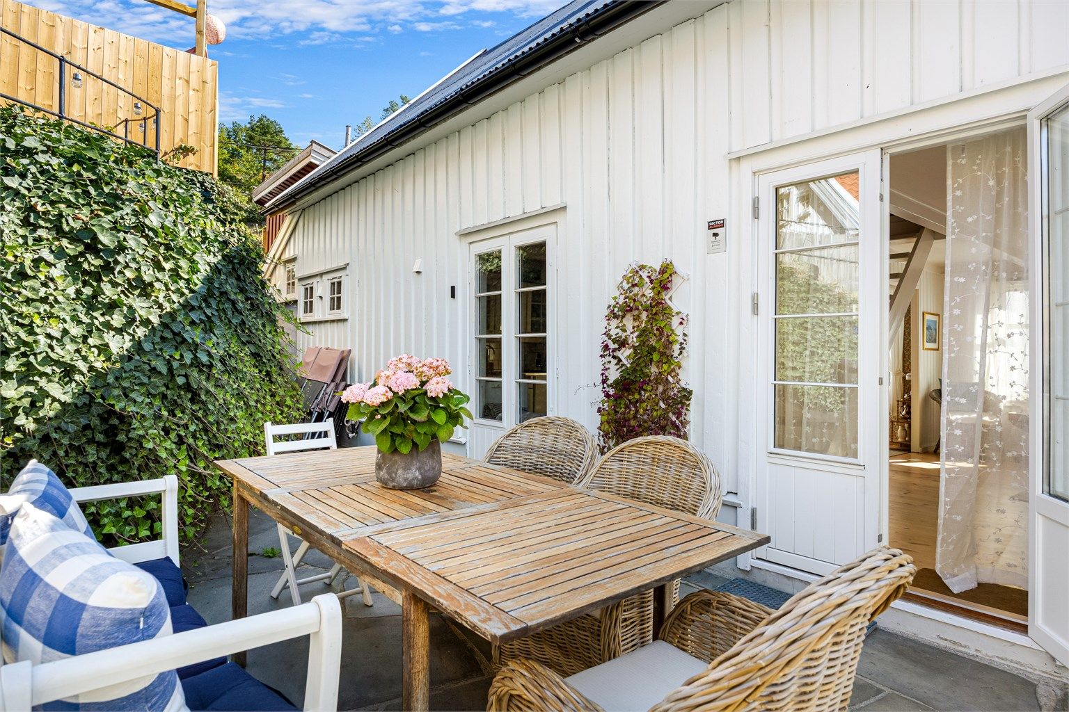 Den doble terrassedøren visker ut skillet mellom inne og ute på fine dager.