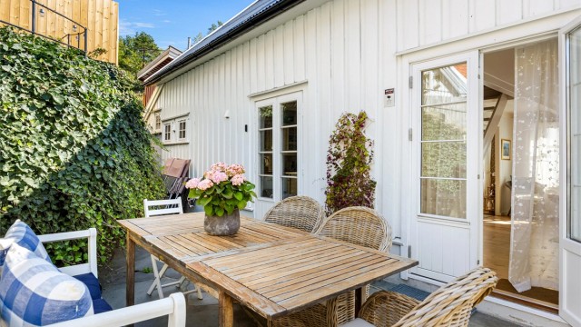 Den doble terrassedøren visker ut skillet mellom inne og ute på fine dager.