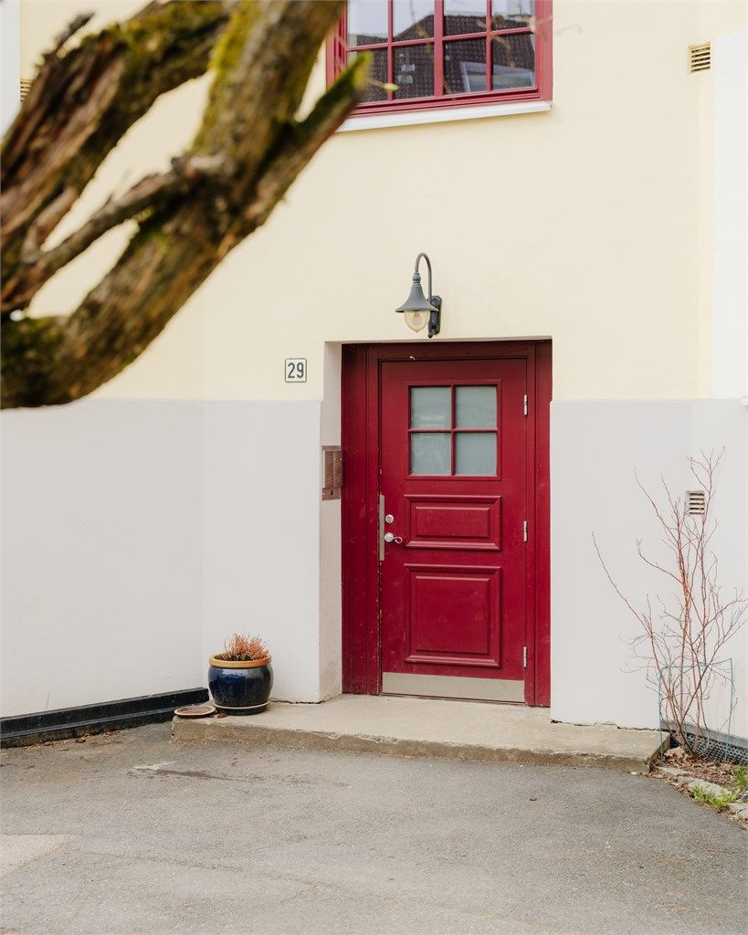 En lys, innbydende og gjennomført eierseksjon med attraktiv beliggenhet i et rolig og etablert boligområde. 