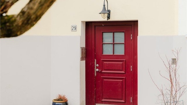 En lys, innbydende og gjennomført eierseksjon med attraktiv beliggenhet i et rolig og etablert boligområde.