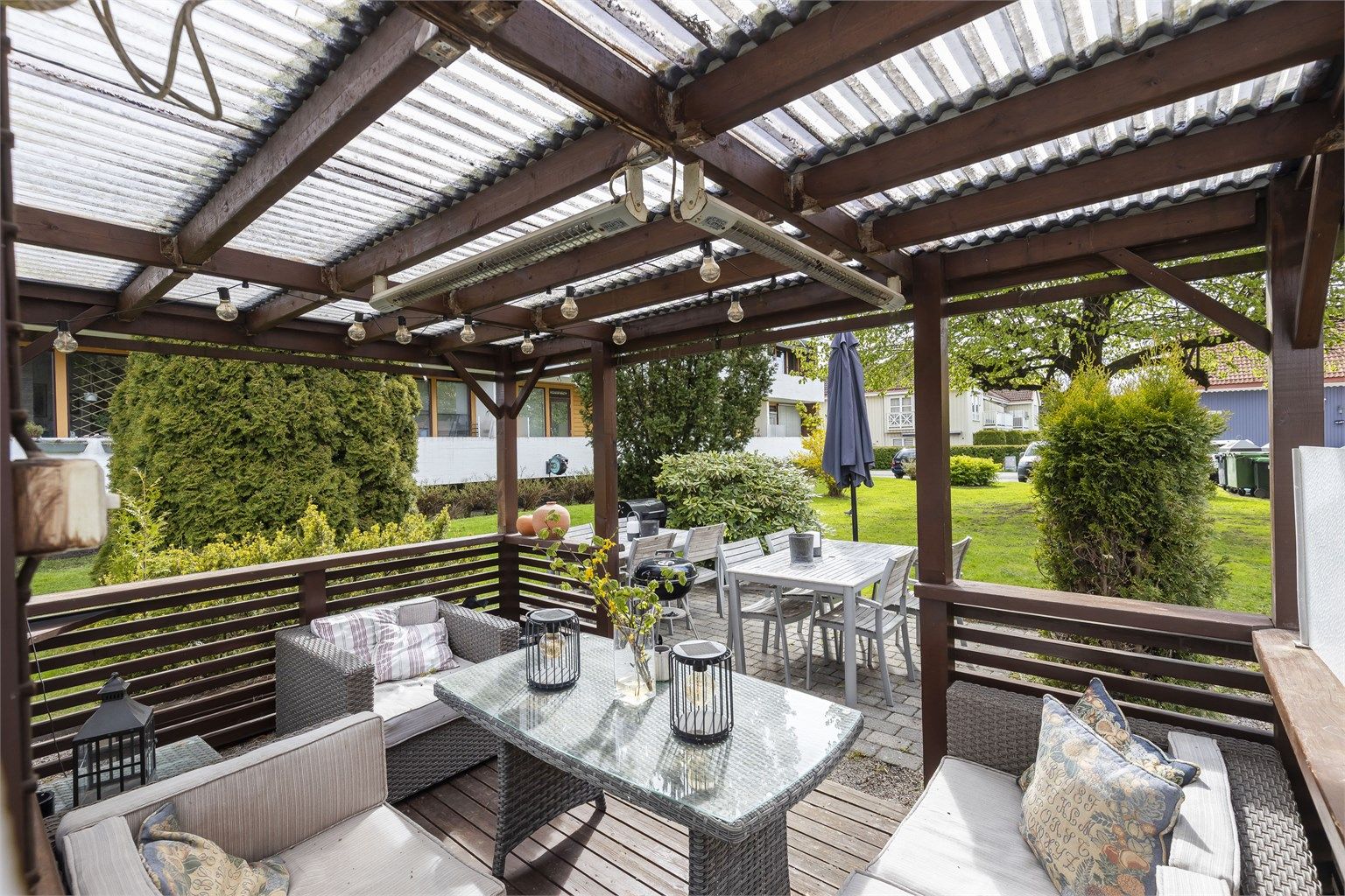 Veldig hyggelige fellesområder med pergola, sittegruppe, bord og stoler