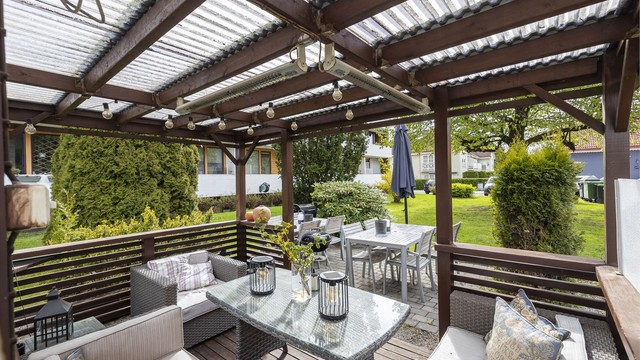 Veldig hyggelige fellesområder med pergola, sittegruppe, bord og stoler