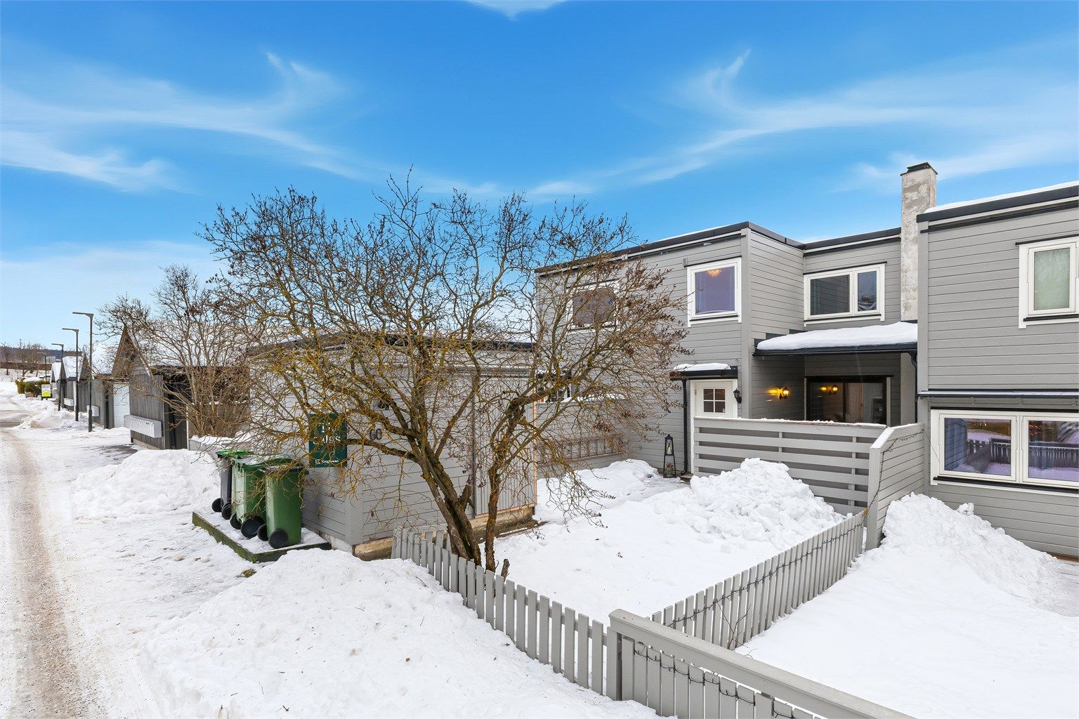 Boligen ligger sentralt og barnevennlig til i et trygt og veletablert nabolag på Skjetten