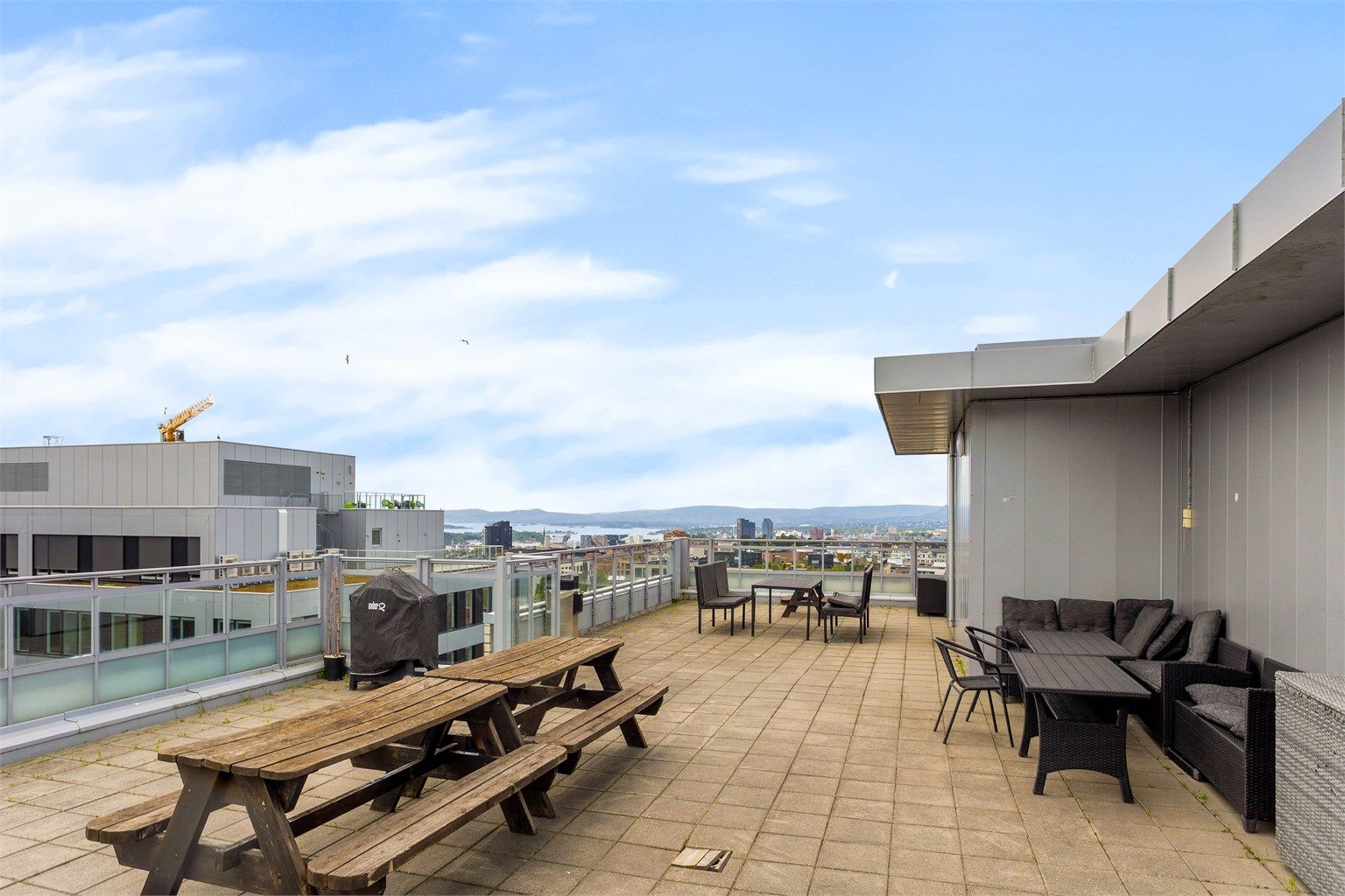Borettslaget disponerer en stor og solrik felles takterrasse med gode solforhold, hyggelige sittegrupper og flott utsyn over nærområdet.