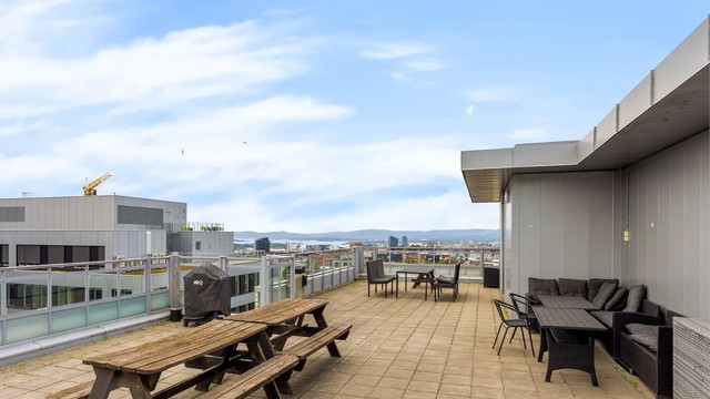 Borettslaget disponerer en stor og solrik felles takterrasse med gode solforhold, hyggelige sittegrupper og flott utsyn over nærområdet.