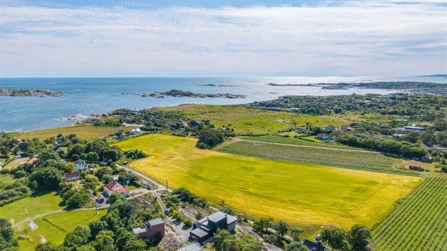 Dette er en eiendom for deg som ønsker noe utenom det vanlige – en særegen bolig med sterk identitet, midt i noe av det vakreste skjærgården har å by på.