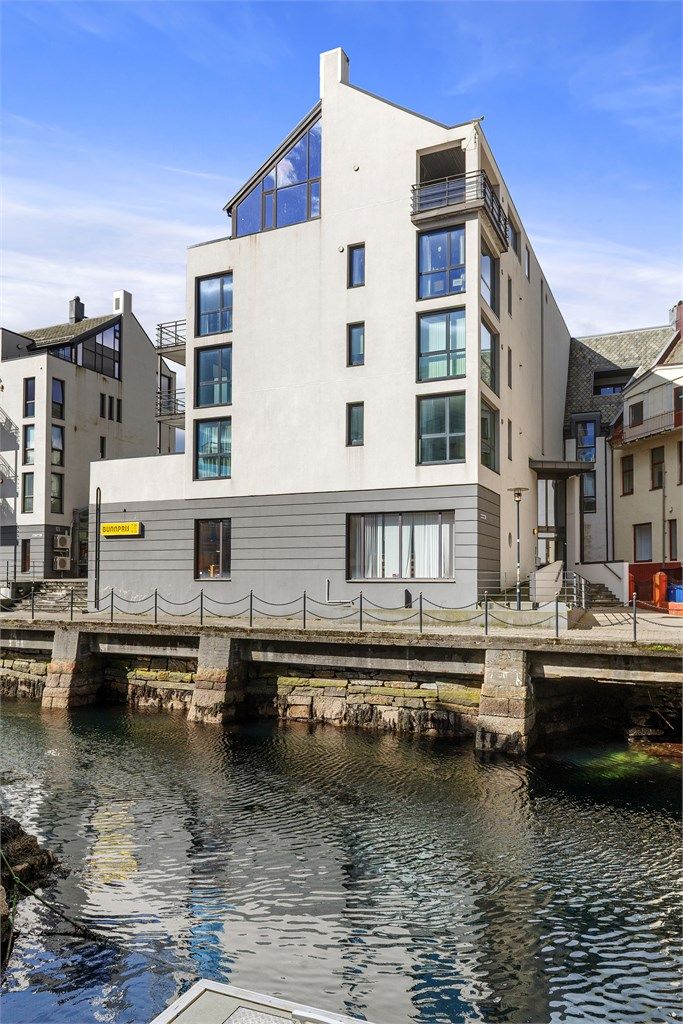 Eiendommen grenser til Brosundet, som gir en maritim og sentral atmosfære