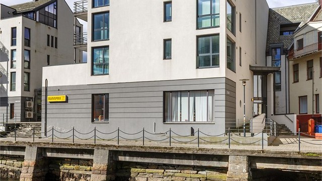 Eiendommen grenser til Brosundet, som gir en maritim og sentral atmosfære