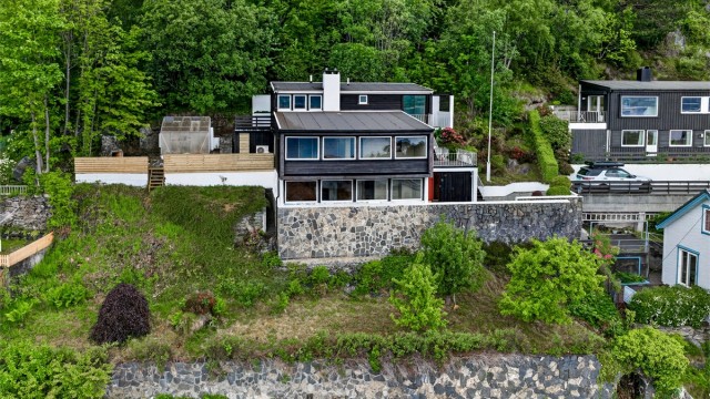 Velkommen til Fjelltunvegen 15! En arkitekttegnet enebolig over tre nivåer med flott beliggenhet og fantastisk utsikt presentert av Eiendomsmegler Geir Kristian Ødegård
Foto: Geir Bjørndal