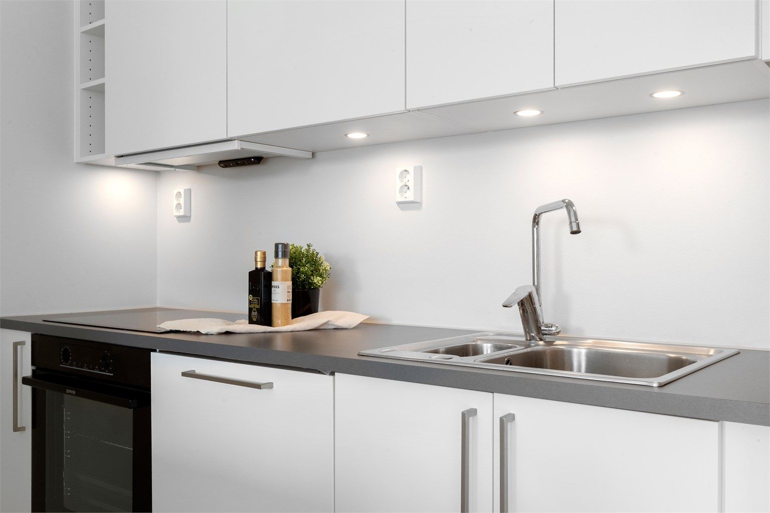 Kjøkkenet er utstyrt med ventilator i overskap, komfyrvakt og automatisk vannstopper med fuktsensor for ekstra trygghet.