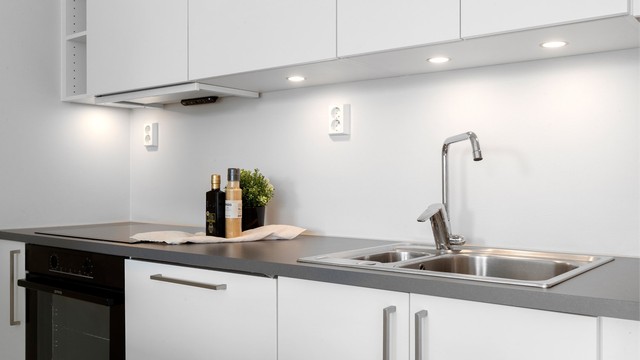 Kjøkkenet er utstyrt med ventilator i overskap, komfyrvakt og automatisk vannstopper med fuktsensor for ekstra trygghet.