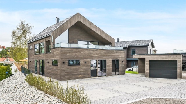 Stilfull og strøken eiendom med nærhet til sjø, barnehager, idrettsanlegg, strand, m.m