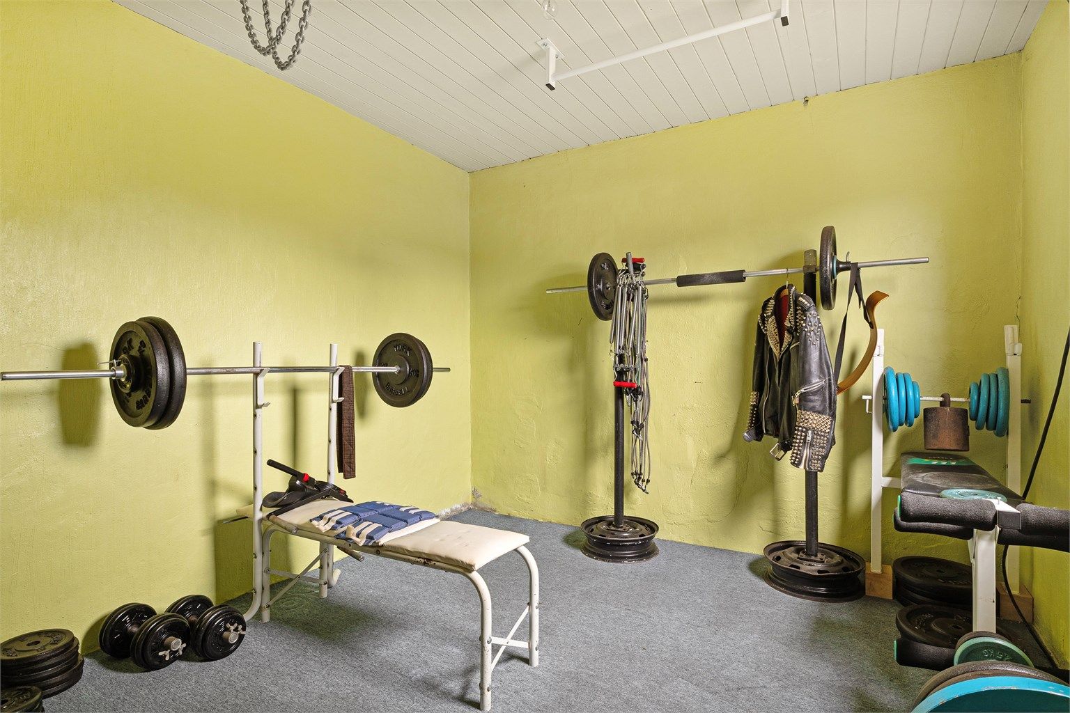 En av bodene i kjeller som er innredet til treningsrom
