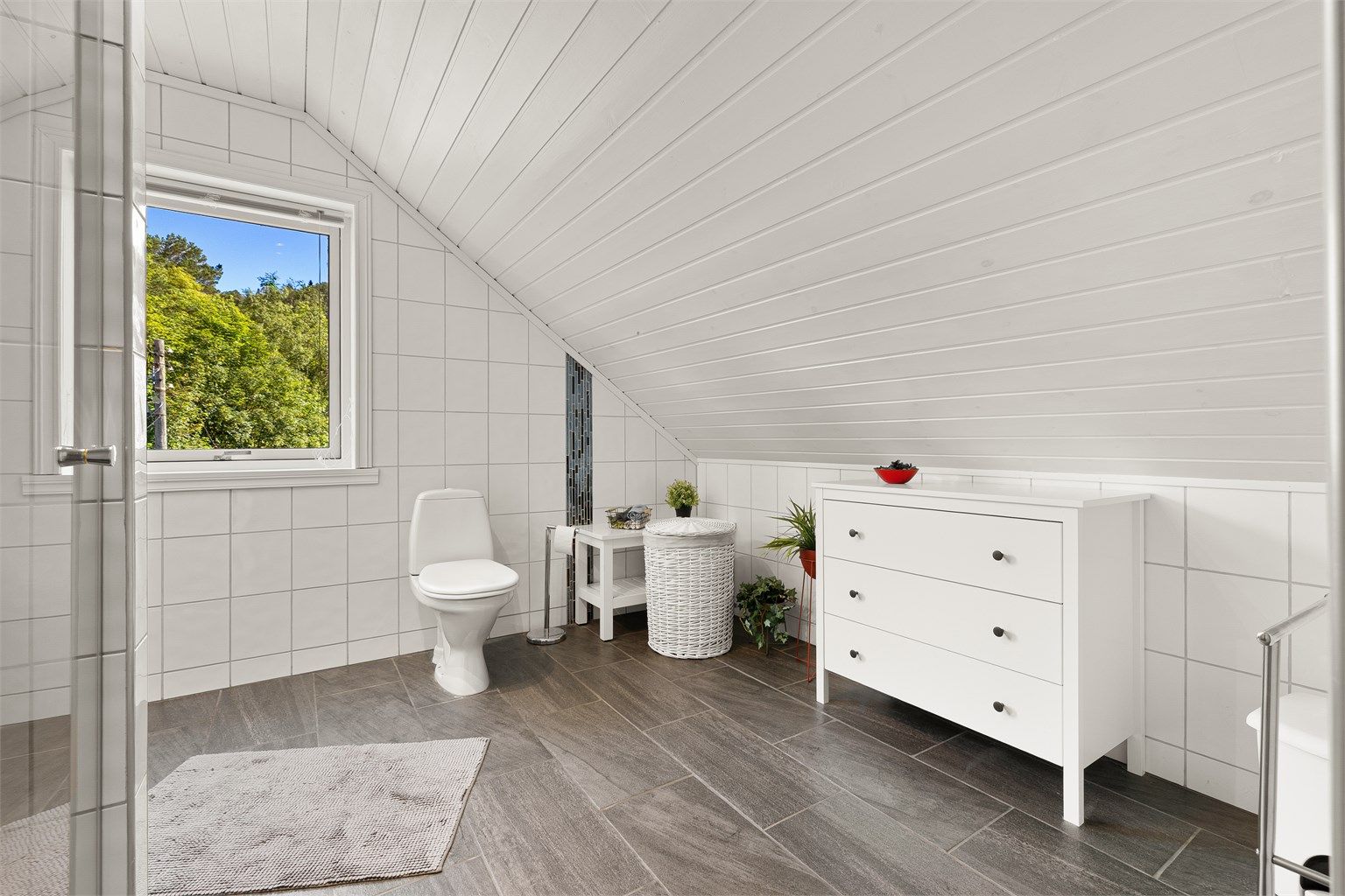 Badet på loftet ble oppgradert i 2006 og har gulvvarme og rør-i-rør-system.