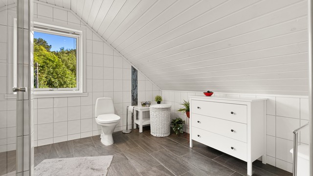 Badet på loftet ble oppgradert i 2006 og har gulvvarme og rør-i-rør-system.