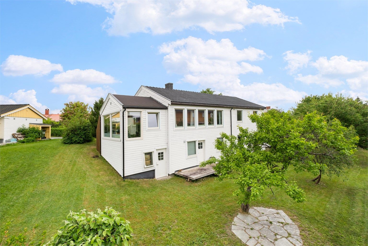 Velkommen til Nina Griegs veg 16 - en unik og moderne enebolig med hybelleilighet i et rolig og familievennlig område på Persaunet/Strindheim! 