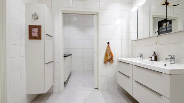 Dobbel servant med speilskap og et vegghengt høyskap for god oppbevaring.