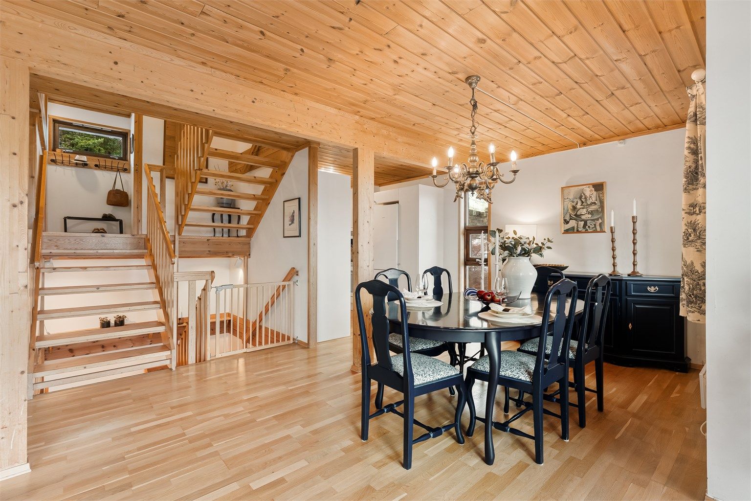 Det er god plass for spisegruppe i stuen