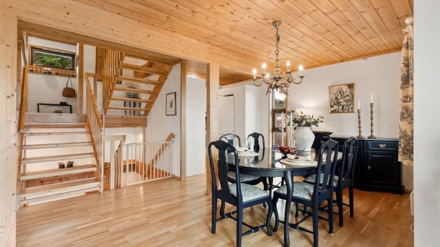 Det er god plass for spisegruppe i stuen