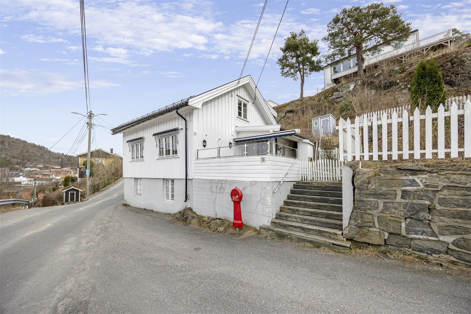 Hanthobakken 10 ligger sentralt og solrikt til med utsikt mot sentrum og Lauvåsen.