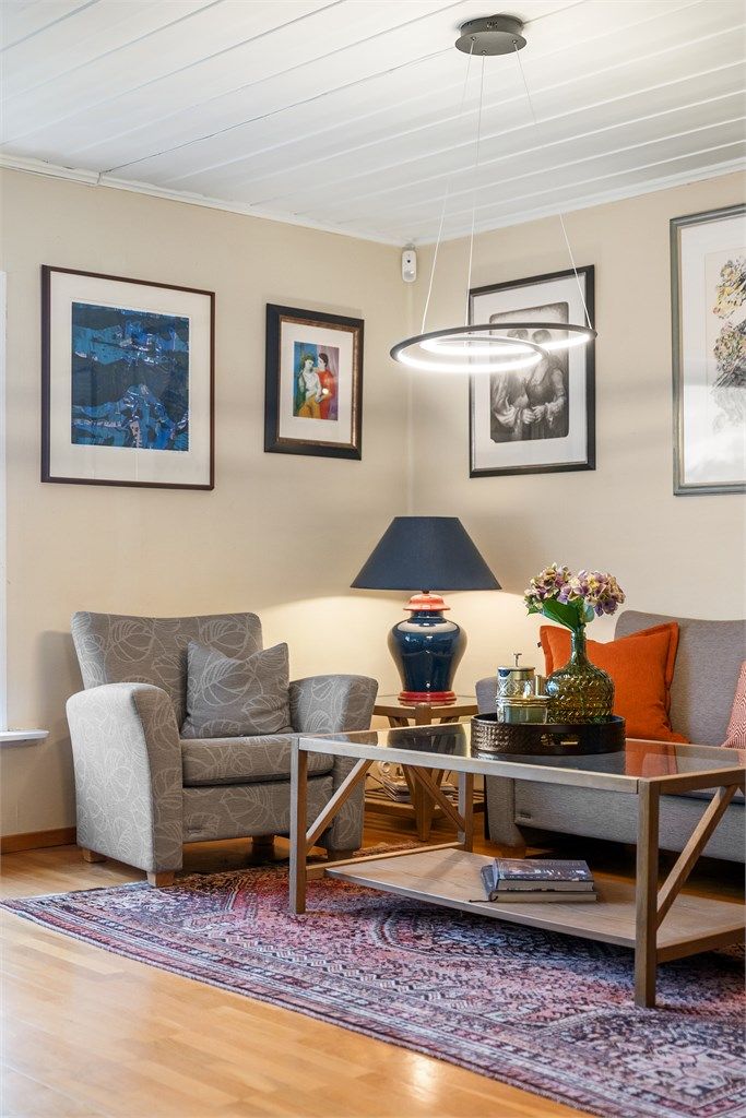 Gjennomgående parkett på gulv i de fleste oppholdsrom.