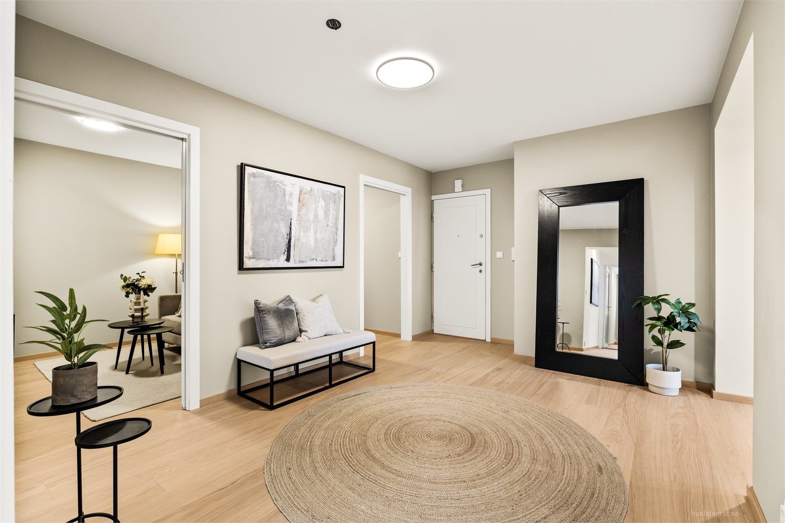 Den romslige entréen har god plass til garderobeløsninger.