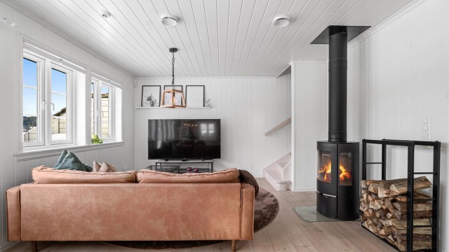Lys og trivelig stue med vedovn og god plass til sofagruppe
