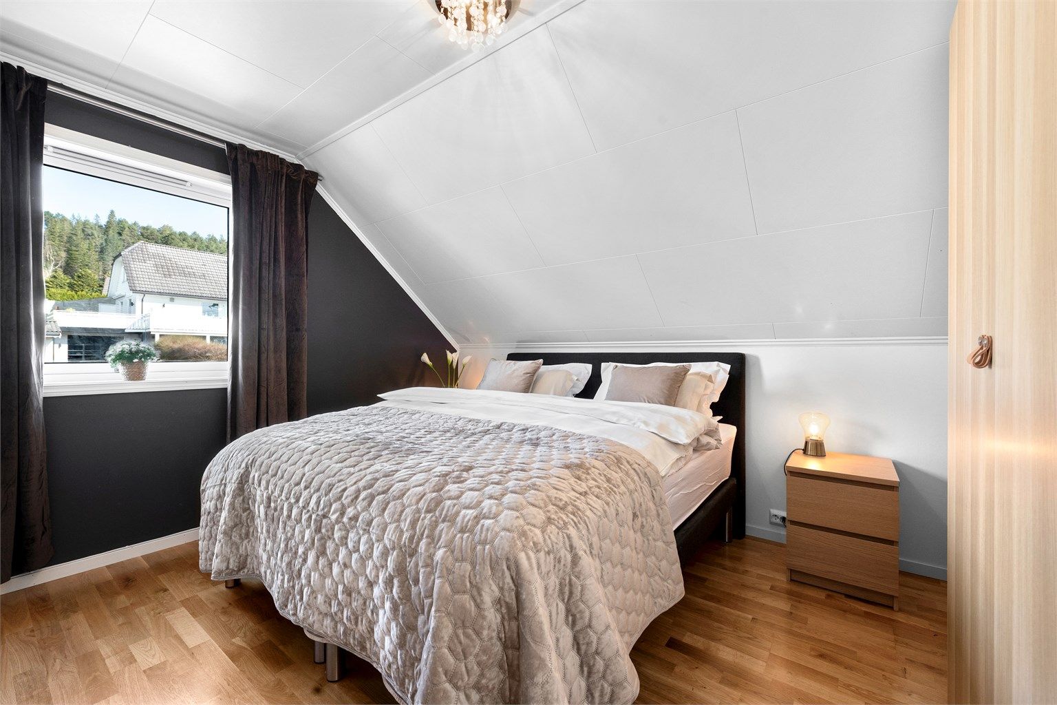 Boligen har tre soverom i loftsetasjen. Alle med parkett på gulv