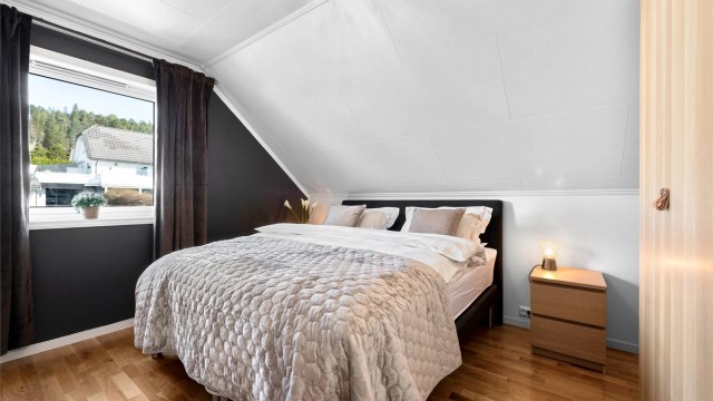 Boligen har tre soverom i loftsetasjen. Alle med parkett på gulv