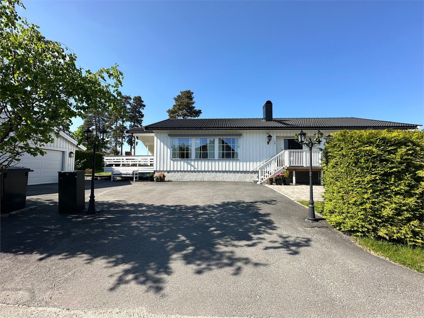 Velkommen til Blindveien1 | Boligen har et veldig praktisk uteområde, asfaltert med noe varmekabler, dobbel garasje med lader, enkel adkomst inn i bolig og garasje