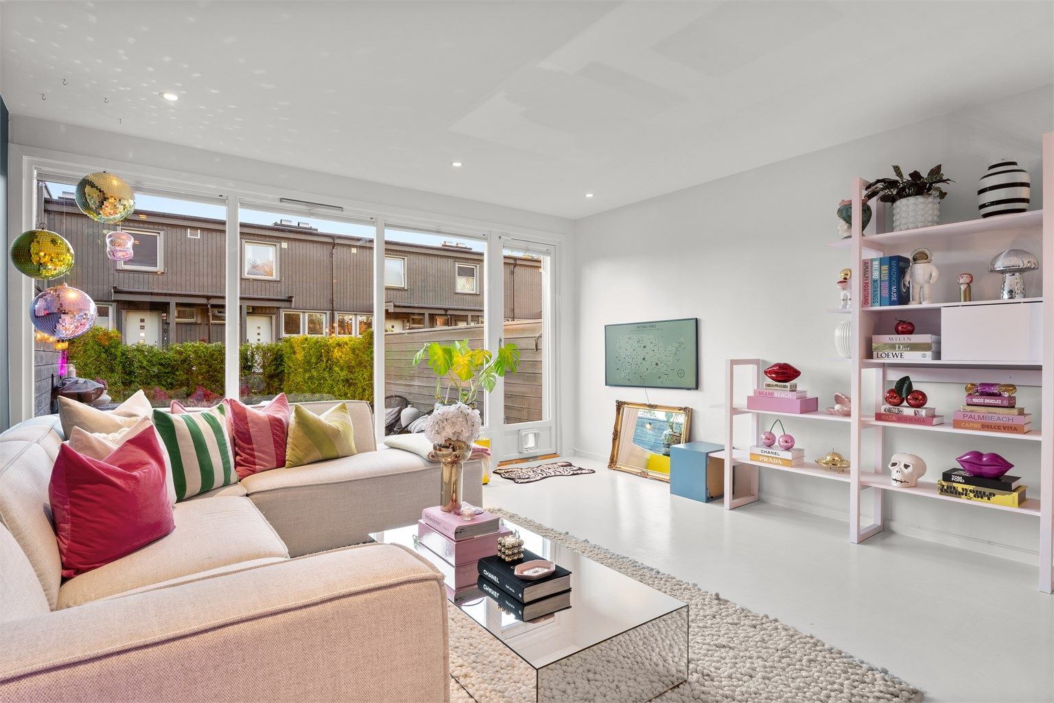 Lys og trivelig stue med store vindusflater som slipper inn rikelig med dagslys.