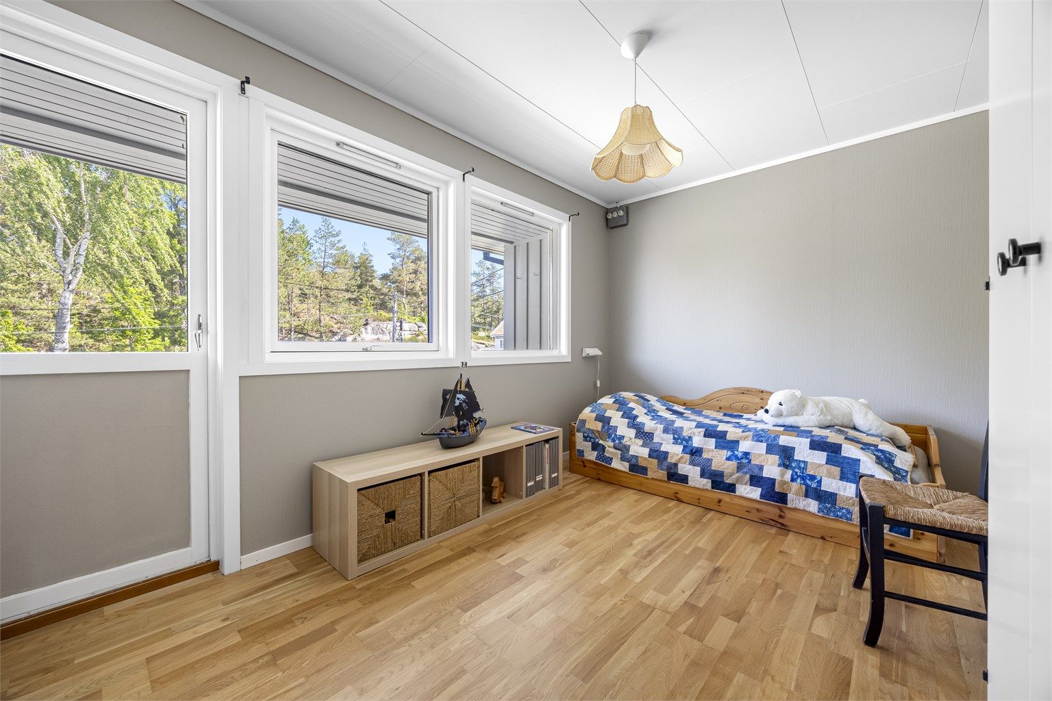 Det andre soverommet i etasjen har direkte utgang til en overbygd veranda på 14 m².