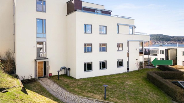 Adkomst til leiligheten skjer via felles trappegang med heis og callinganlegg.