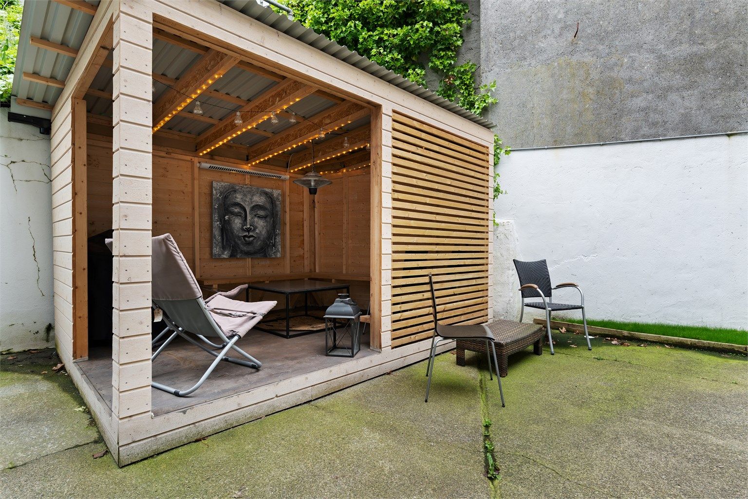 Beboerne i sameiet har tilgang til en fellesbakgård som er opparbeidet med en trivelig pergola