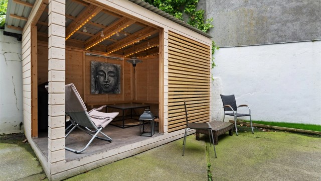 Beboerne i sameiet har tilgang til en fellesbakgård som er opparbeidet med en trivelig pergola