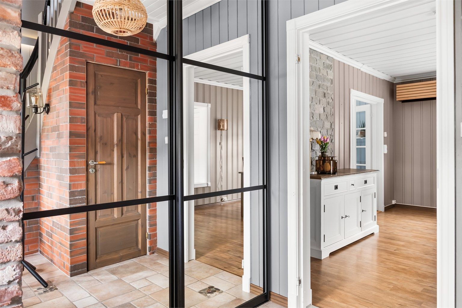 Innbydende entré med garderobeskap for å sette fra seg yttertøy! 