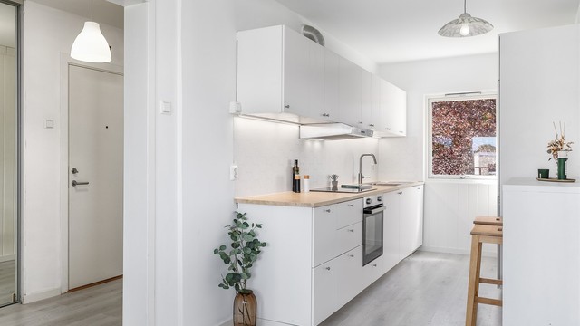Kjøkkenet er åpnet mot stuen og oppgradert med helt ny innredning fra IKEA. Laminatgulvet er lagt gjennomgående og skaper helhet.