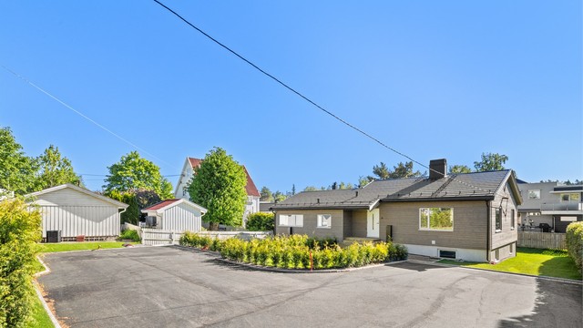 Boligen har 2 parkeringsplasser ved siden av hverandre på eget vedtektsfestet tomteareal, med trekkerør for evt. etablering av elbillader