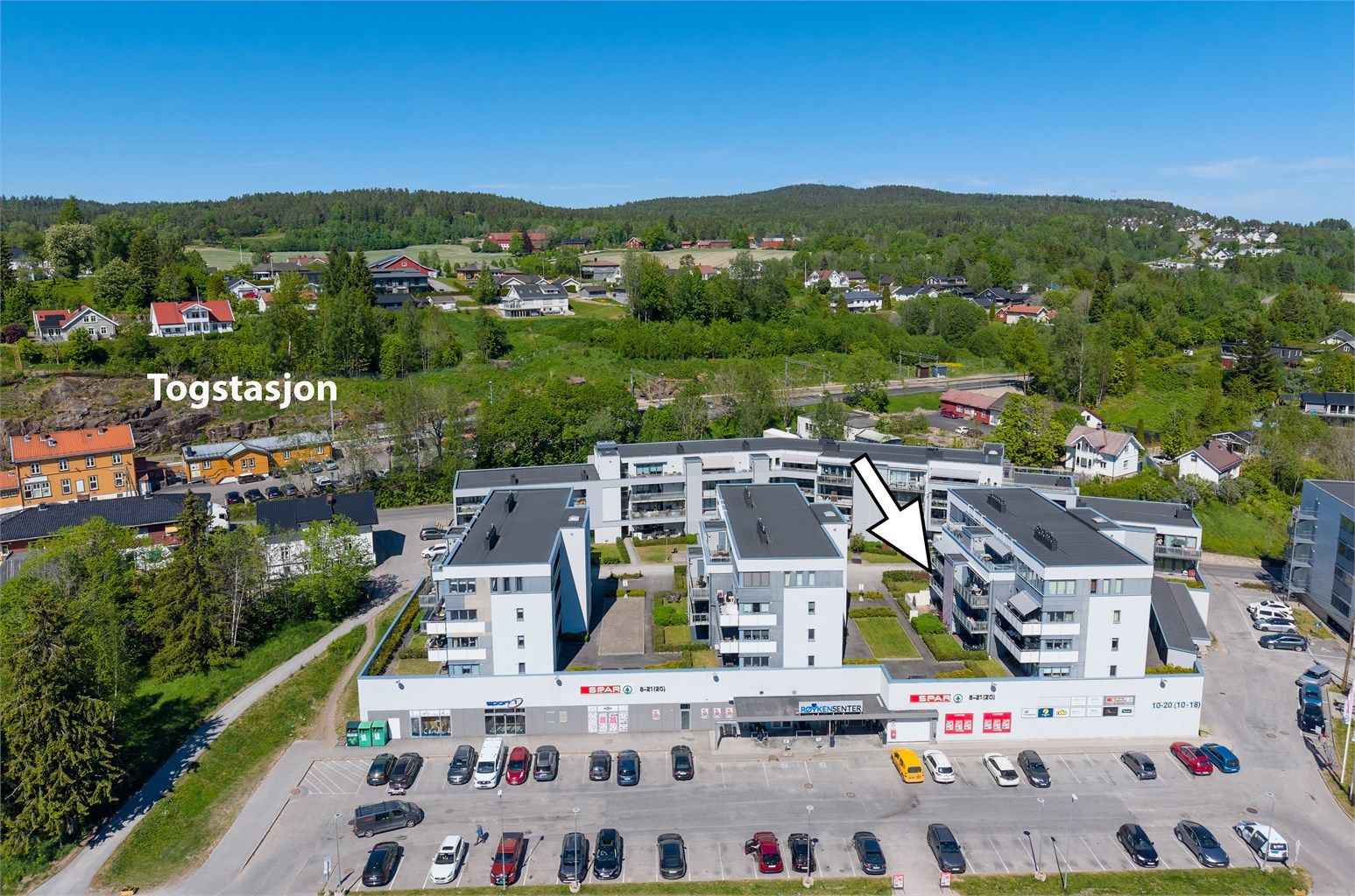 Flott leilighet beliggende sentralt i Røyken med garasjekjeller og heis. Enheten er nylig malt opp i en moderne farge, og har nyere parkettgulv. Foto: Stener Widnes