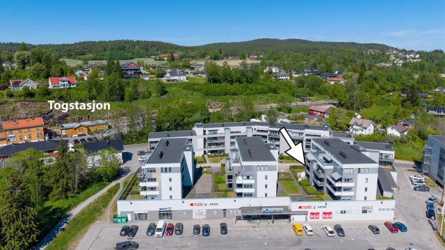 Flott leilighet beliggende sentralt i Røyken med garasjekjeller og heis. Enheten er nylig malt opp i en moderne farge, og har nyere parkettgulv. Foto: Stener Widnes