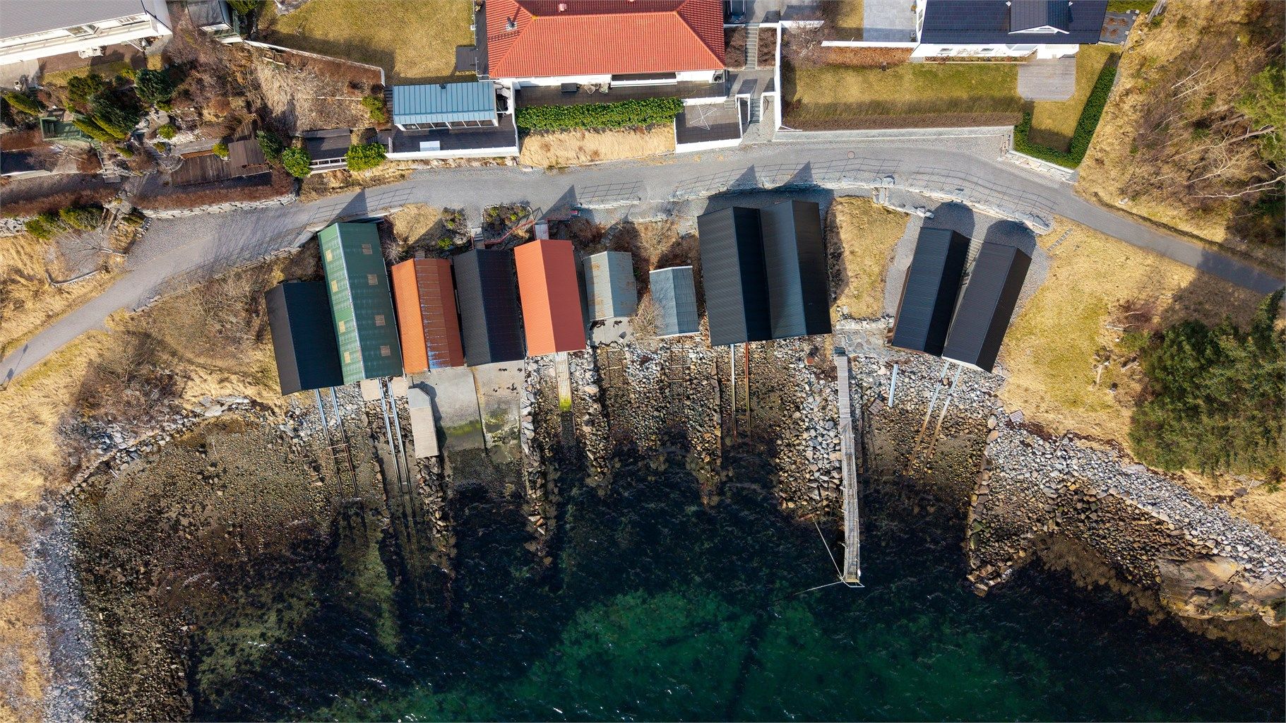 Dronebilde av naustrekken tatt fra fugleperspektiv