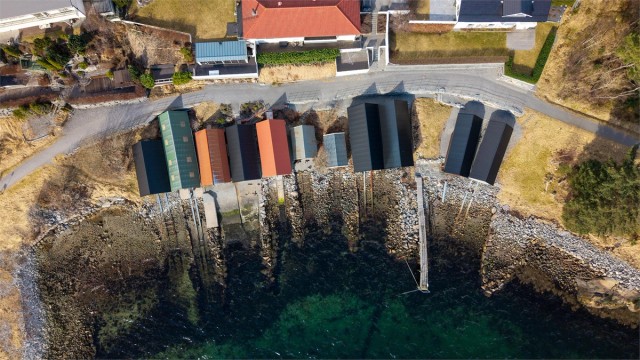 Dronebilde av naustrekken tatt fra fugleperspektiv