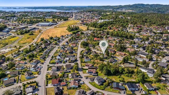 En kort kjøretur til Larvik sentrum med alle servicetilbud.