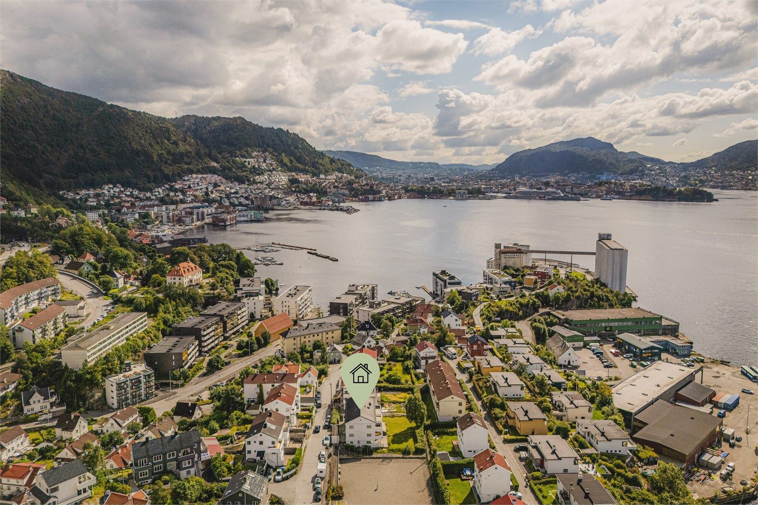 Velkommen til Breiviksveien 14 - Her kan du nyte det beste av både byliv og natur, med byfjellene og sjøen som nærmeste nabo. 
Foto: Herr Fotograf AS
