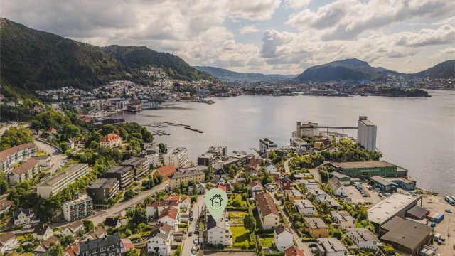 Velkommen til Breiviksveien 14 - Her kan du nyte det beste av både byliv og natur, med byfjellene og sjøen som nærmeste nabo.
Foto: Herr Fotograf AS
