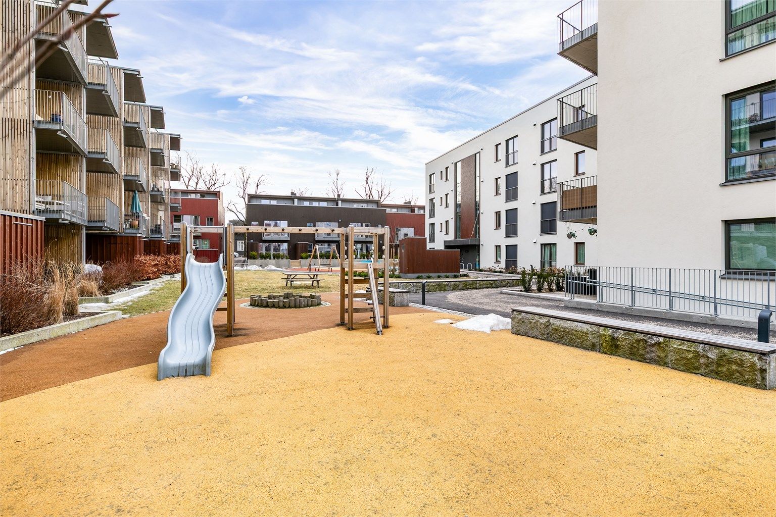 Tunet midt i Skarmyrakvartalet er en fin tumle- og møteplass for beboerne. Her råder en tilbaketrukket og rolig atmosfære.