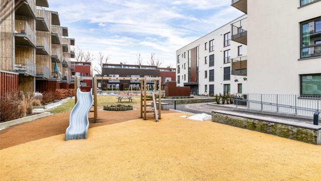 Tunet midt i Skarmyrakvartalet er en fin tumle- og møteplass for beboerne. Her råder en tilbaketrukket og rolig atmosfære.
