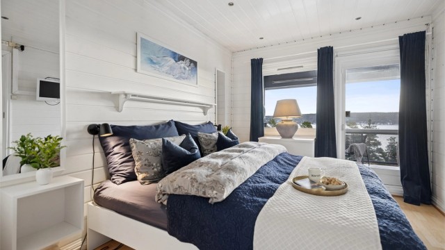 Hoveddelen har ett romslig soverom med god plass til dobbeltseng, tilhørende nattbord og garderobeskap. Det er direkte utgang til verandaen fra rommet.