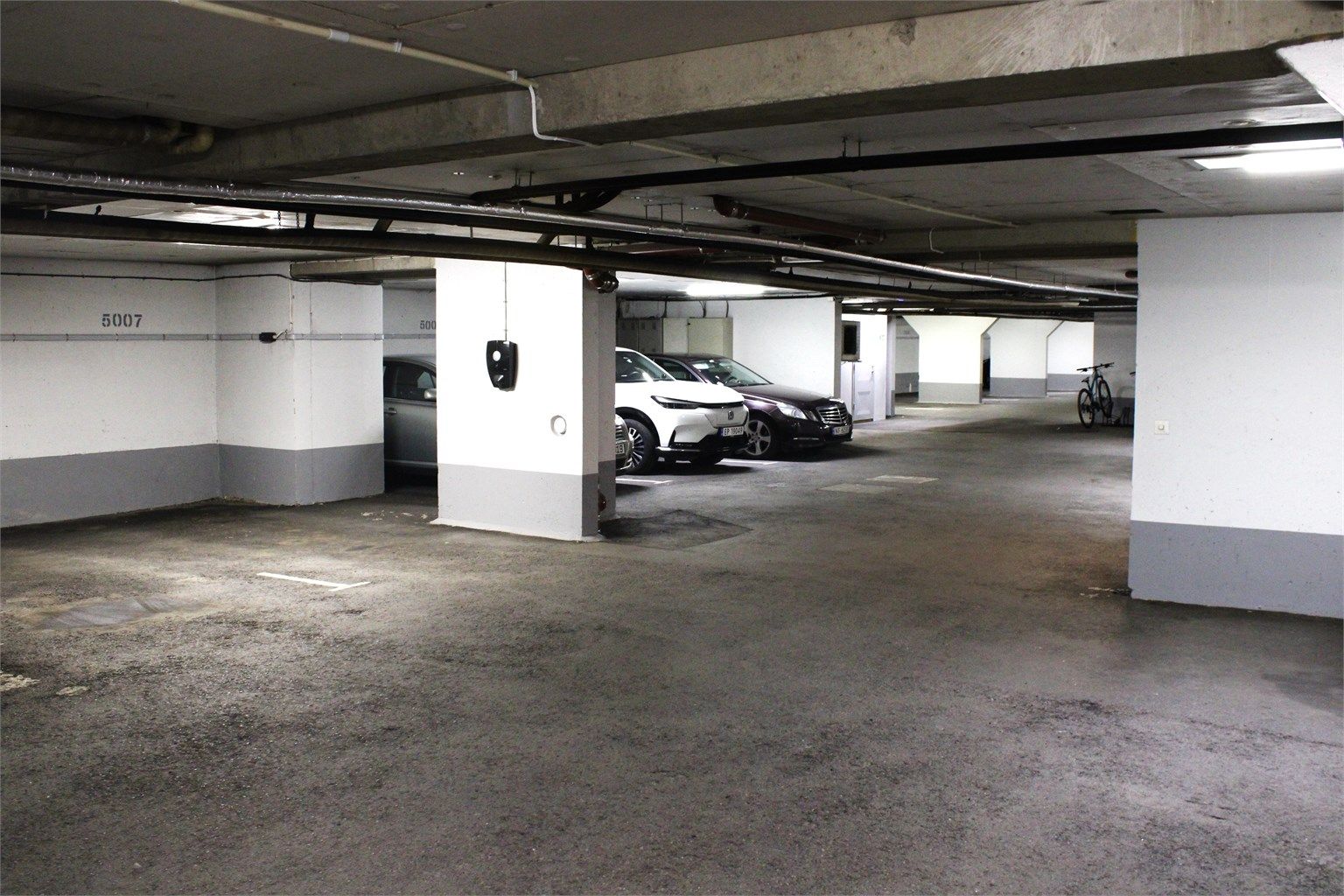 Parkeringsplass (5007) med lader medfølger. 