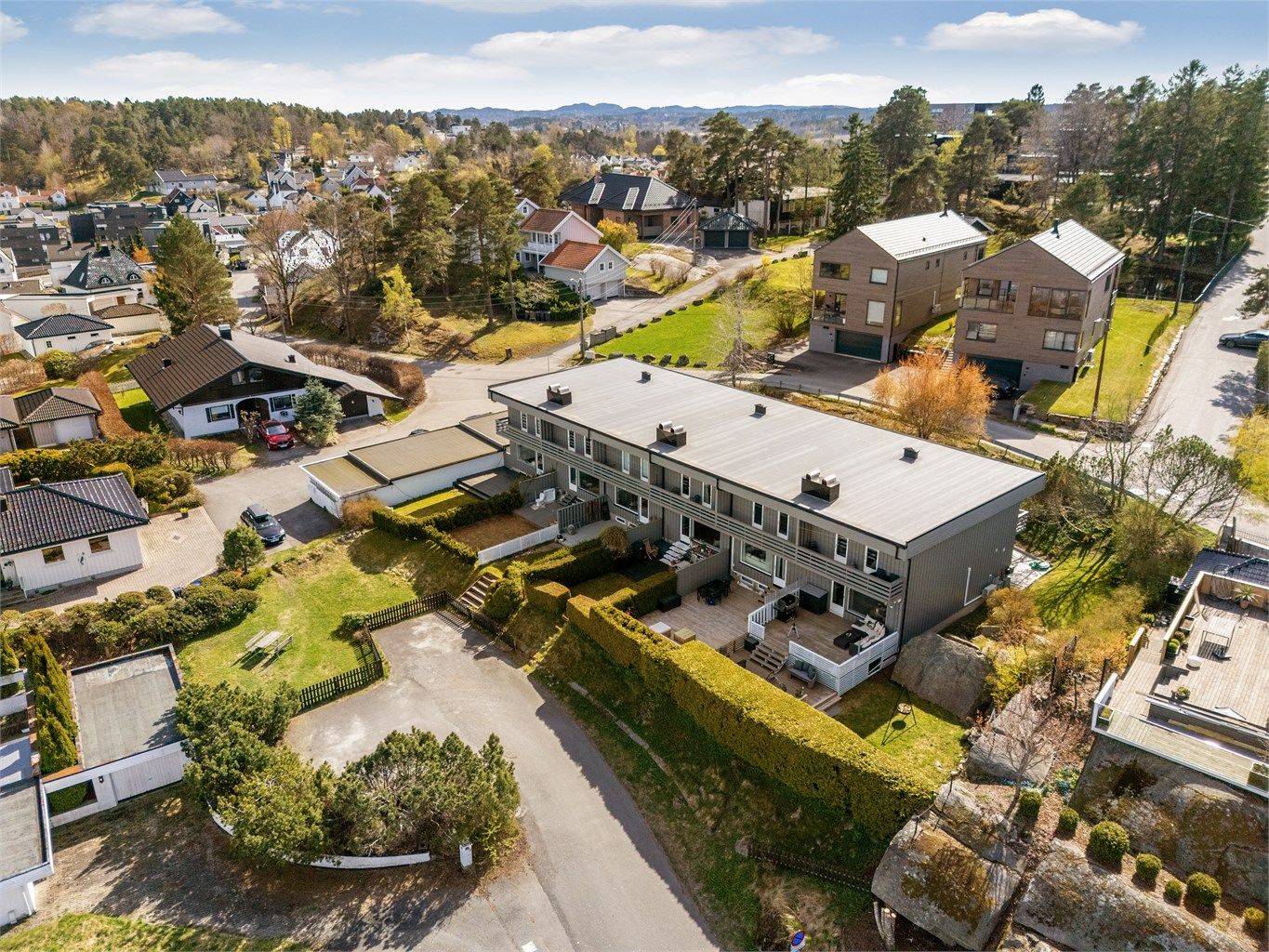 Eiendommen har en attraktiv og sentral beliggenhet i et veletablert boligområde, med umiddelbar nærhet til byens fasiliteter samtidig som du er skjermet.